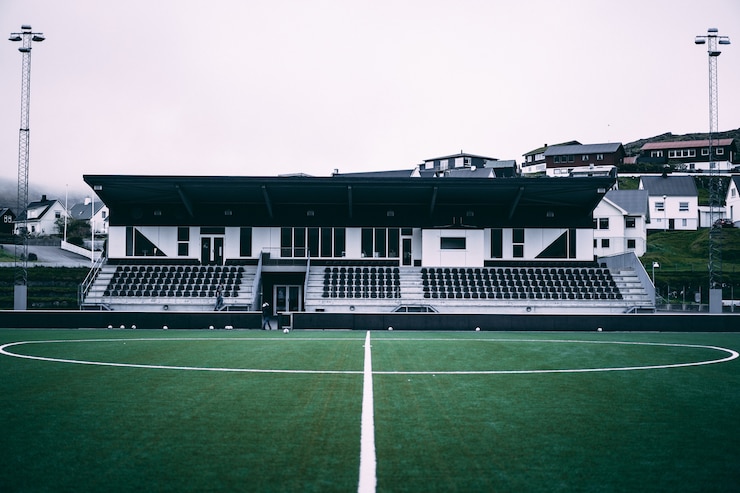 Foto gratuito vista horizontal del pequeño estadio de fútbol de las islas feroe.