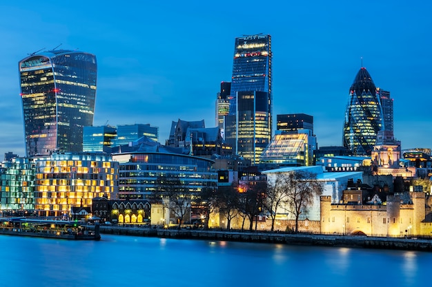 Vista del horizonte de Londres por la noche