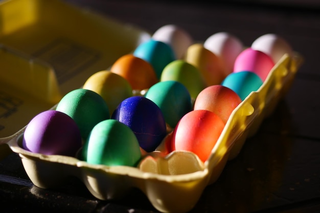 Vista de huevos de colores en una caja de cartón