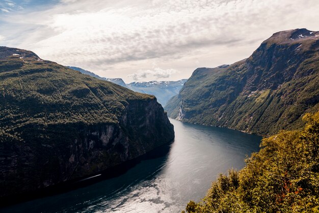 Una vista impresionante del fiordo de Sunnylvsfjorden y la famosa cascada de siete hermanas; Noruega
