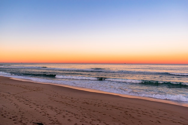 Foto gratuita vista de una increíble puesta de sol en la playa