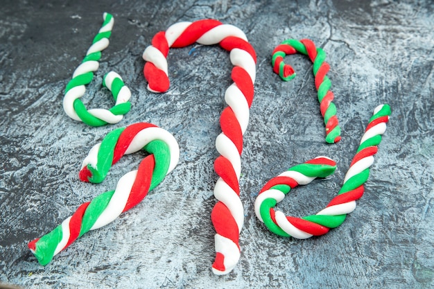 Foto gratuita vista inferior caramelos de navidad coloridos sobre fondo gris