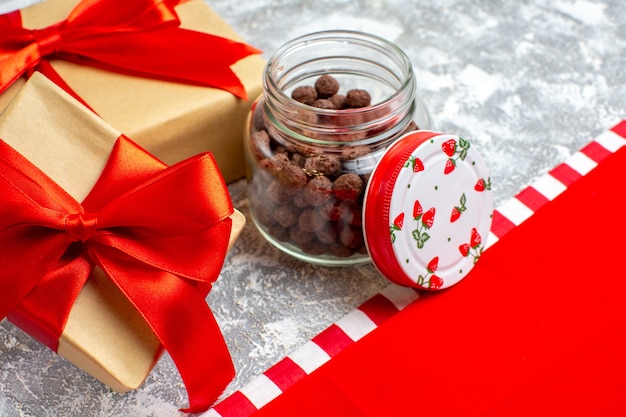 Vista inferior de cereales de regalos de Navidad en tarro sobre fondo gris