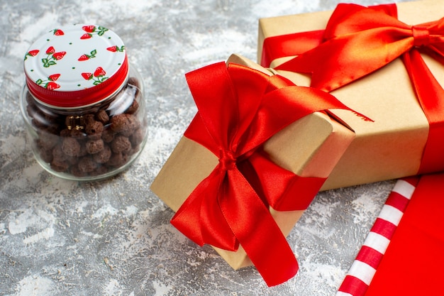 Vista inferior de cereales de regalos de Navidad en tarro sobre fondo gris