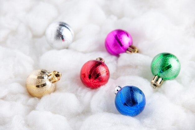 Vista inferior de coloridas bolas de árbol de Navidad sobre superficie blanca