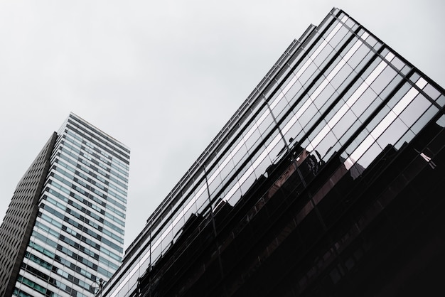 Foto gratuita vista inferior del edificio de cristal contemporáneo