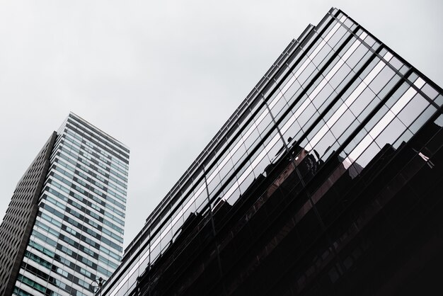 Vista inferior del edificio de cristal contemporáneo