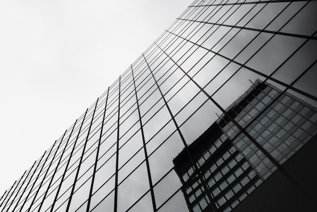 Vista inferior del edificio de cristal con reflejo