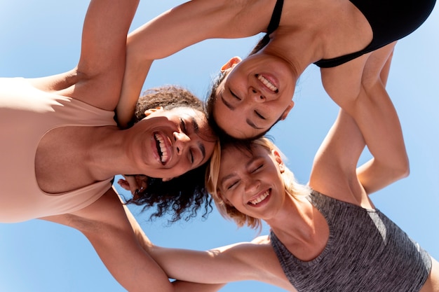 Foto gratuita vista inferior del equipo femenino de corredoras