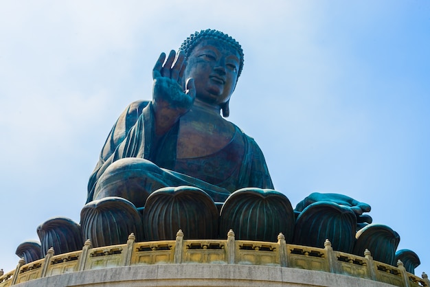 Vista inferior de estatua oriental