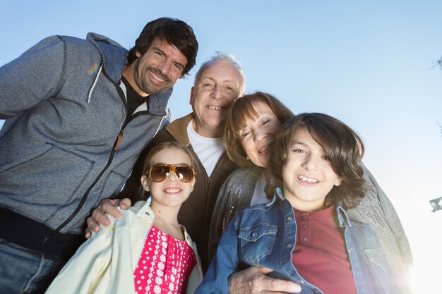 Vista inferior de familia divirtiéndose al aire libre