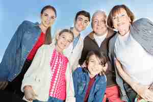 Foto gratuita vista inferior de familia sonriente