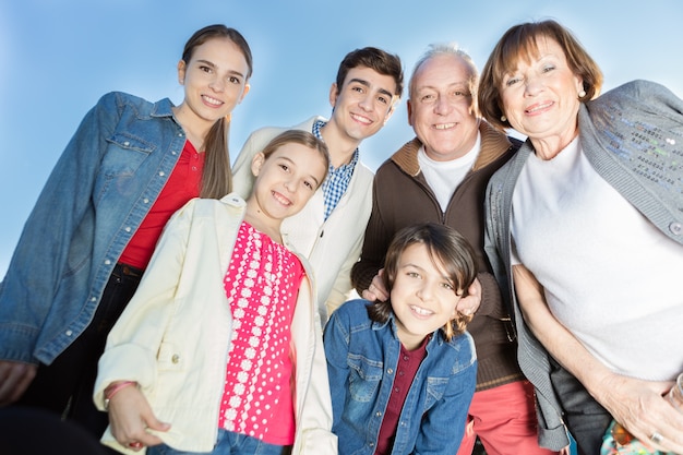 Vista inferior de familia sonriente