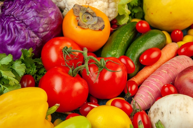 Foto gratuita vista inferior de frutas y verduras, zanahoria, rábano, tomates cherry, repollo rojo, tomates, kiwi, pepino, membrillo en el cuadro azul