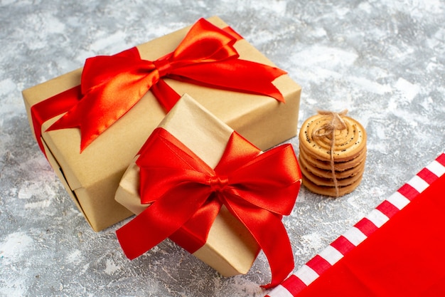 Vista inferior galletas de regalos de Navidad atadas con una cuerda sobre fondo gris