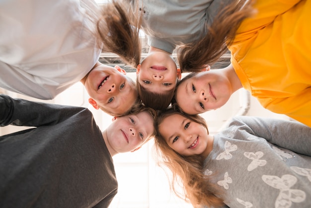 Foto gratuita vista inferior grupo de niños posando juntos