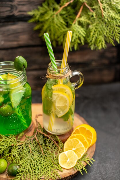 Vista inferior de limonada con feijoa y limón sobre tabla de madera cortada limones y feijoas en la superficie