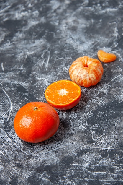 Vista inferior mandarinas frescas mandarinas peladas en mesa con espacio libre