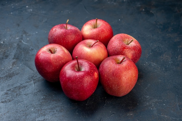 Vista inferior de manzanas rojas frescas en la mesa oscura