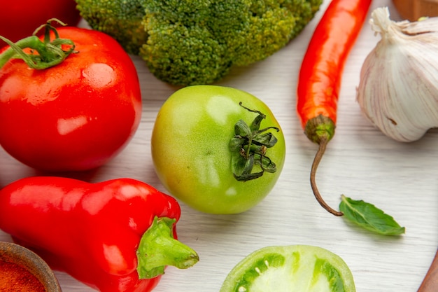 Vista inferior de la rama de tomate verde tomate brócoli ajo en mesa gris