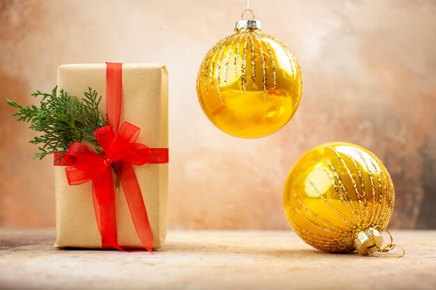 Vista inferior de los regalos de Navidad en la cinta de papel marrón, el árbol de Navidad de juguete en el periódico en la oscuridad.