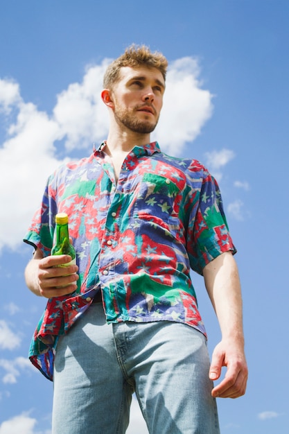 Foto gratuita vista inferior del retrato de un hombre elegante.