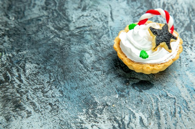 Vista inferior de tartas de Navidad en el espacio de copia de mesa gris