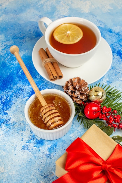 Vista inferior taza de regalo de Navidad de miel de té en el cuadro azul