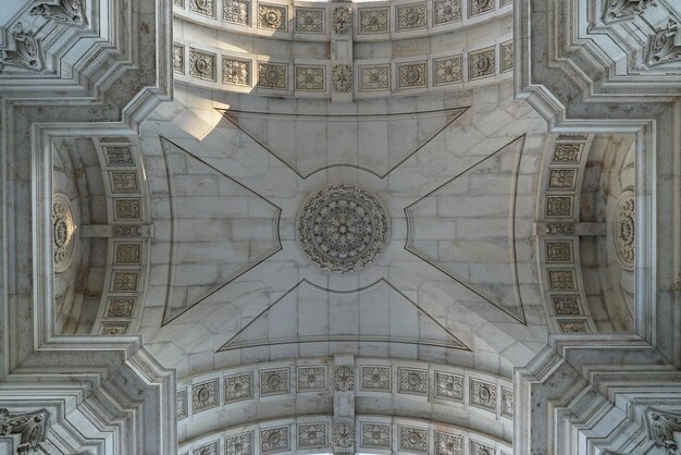 Vista inferior del techo arqueado con esculturas en la plaza comercial lisboa portugal