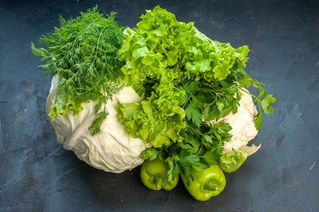 Vista inferior verduras frescas repollo perejil pimientos lechuga eneldo