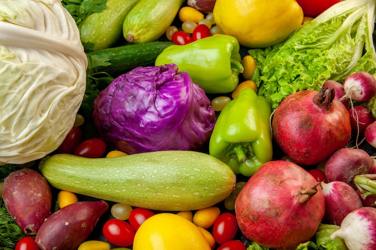 Foto gratuito vista inferior verduras y frutas calabacín pimientos tomates cherry cumcuat pepino lechuga repollo rojo y blanco granadas rábano
