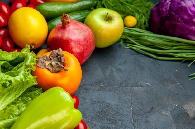 Vista inferior verduras y frutas tomates cherry repollo rojo lechuga verde eneldo granada caqui manzana limón con espacio de copia