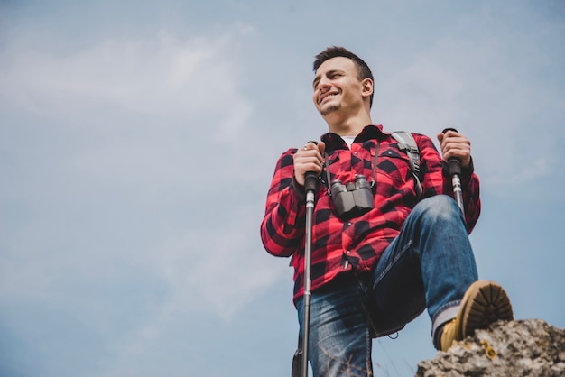 Foto gratuita vista inferior de viajero sonriente al aire libre