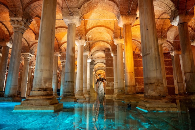 Vista interior de la Cisterna Basílica en Estambul Turquía