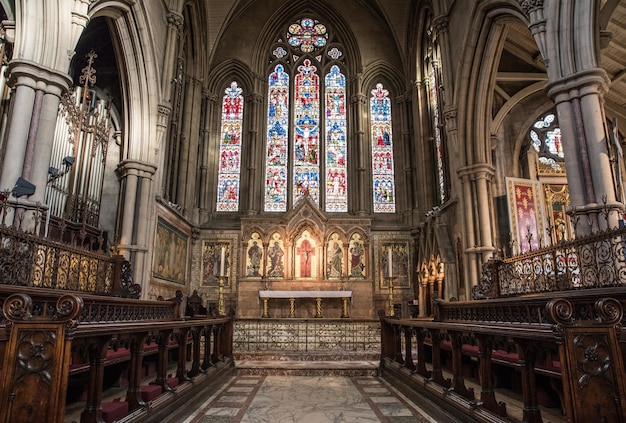 Vista interior de una iglesia con iconos religiosos en las paredes y ventanas