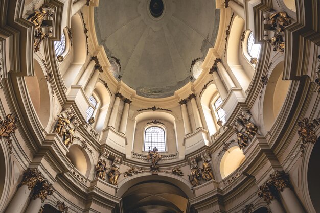 Vista interior del interior de la iglesia con moldura de oro