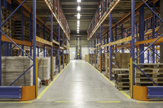 Vista interior de un nuevo almacén en el entrepiso mirando hacia el pasillo