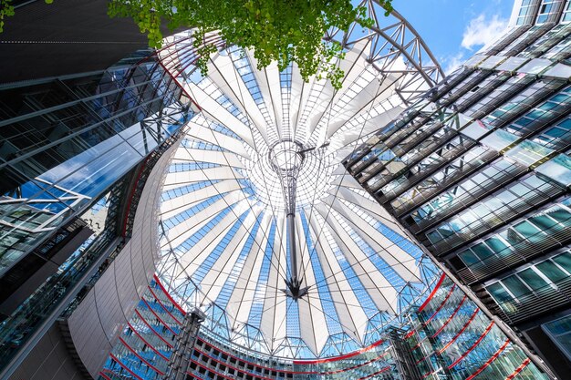 Vista del interior del Sony Center en Berlín, Alemania