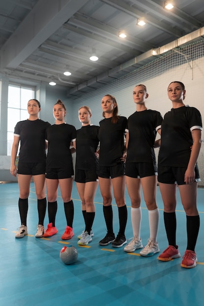 Foto gratuita vista de los jugadores de balonmano en la cancha