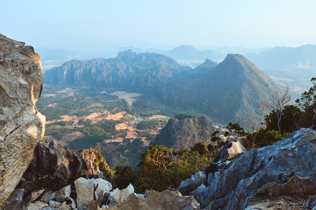 Vista del karst de Pha Ngern cubierto de vegetación bajo la luz del sol durante el día en Vang Vieng en Laos