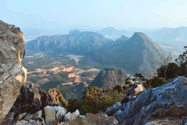 Vista del karst de Pha Ngern cubierto de vegetación bajo la luz del sol durante el día en Vang Vieng en Laos