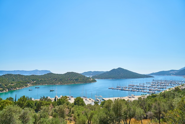 Foto gratuita vista de un lago desde una montaña