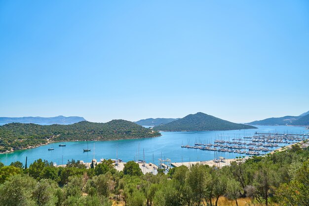 Vista de un lago desde una montaña