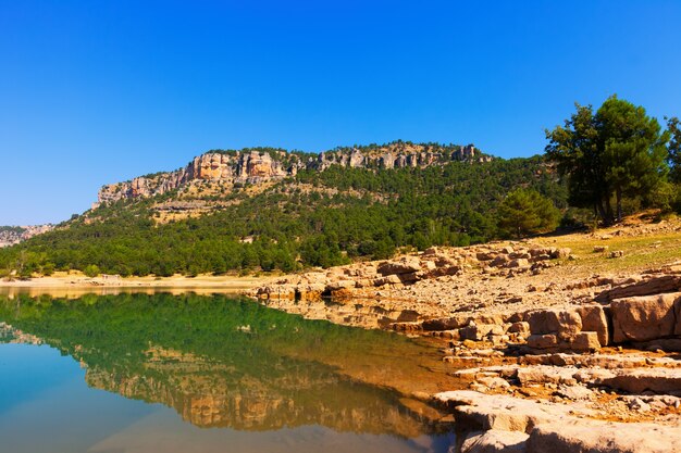 vista del lago de las montañas en un día soleado