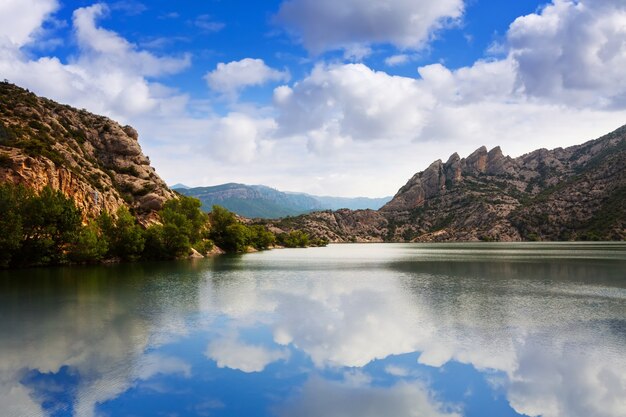 vista del lago de las montañas