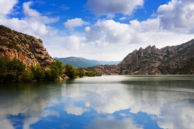 vista del lago de las montañas