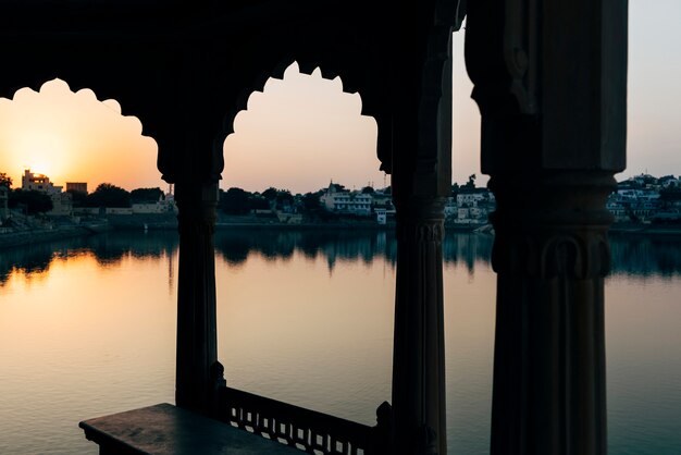 Vista del lago pushkar en rajasthan, india