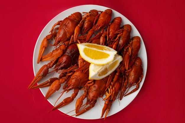 Vista de langostinos cocidos y listos para comer