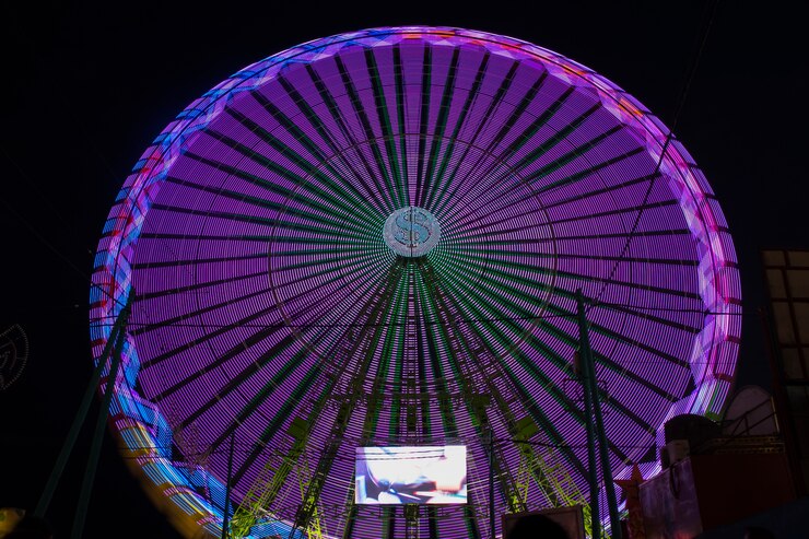 Foto gratuito vista larga rueda de maravilla violeta en la noche