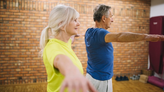 Foto gratuita vista lateral de abuelos en gimnasio